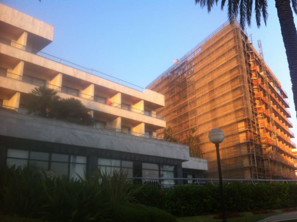 Vorne das Serrano, dahinter die Großbaustelle Hotel Serrano Palace