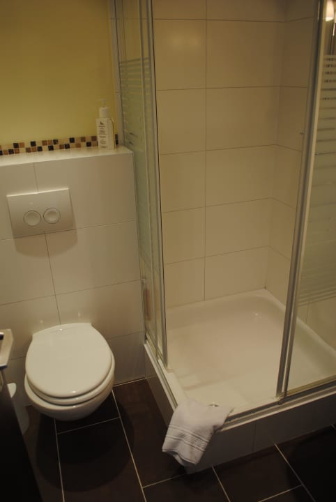 Blick ins saubere kleine Badezimmer Landhotel Waldhaus