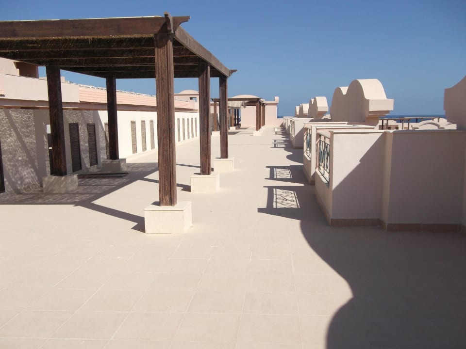 Dachterrasse Pyramisa Sunset Pearl Resort