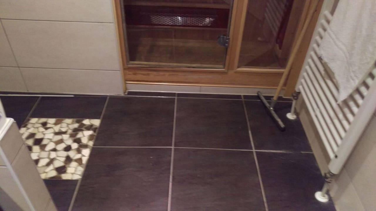 Dusche ohne Abtrennung. Überschwemmung gratis Center Parcs Het Heijderbos