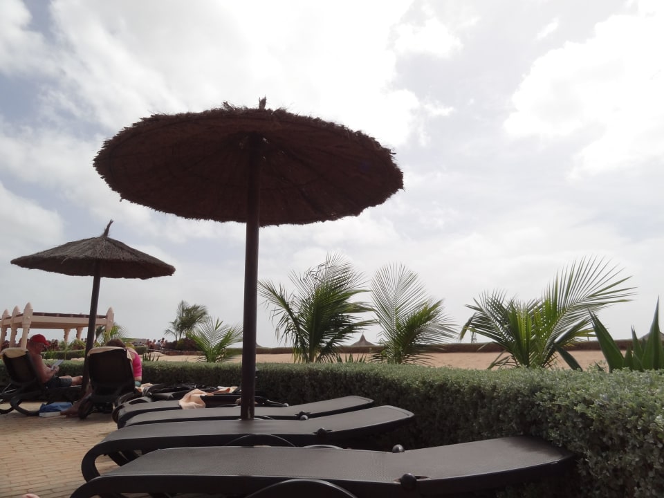 Liegeflächen im Bereich des Pool Hotel Riu Touareg