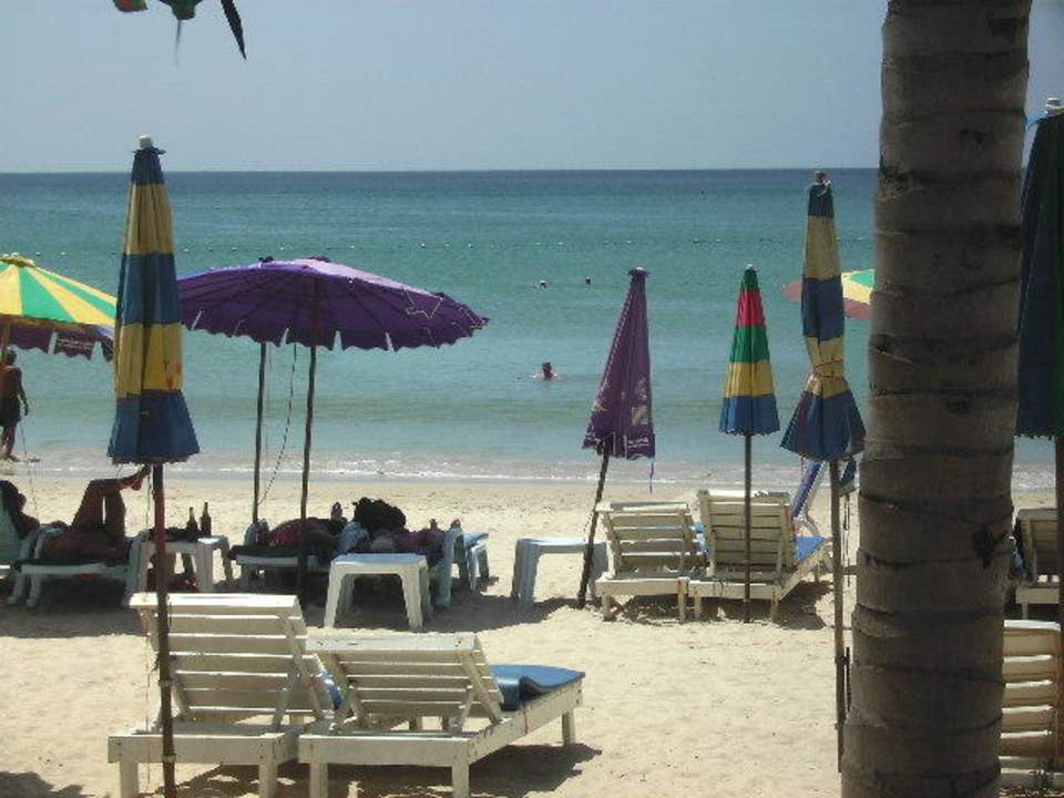 Hotelstrand am frühen Morgen Sunprime Kamala Beach