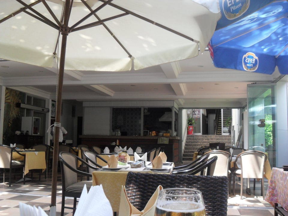 Restaurant und Küche im Erdgeschoss Gardenia Hotel