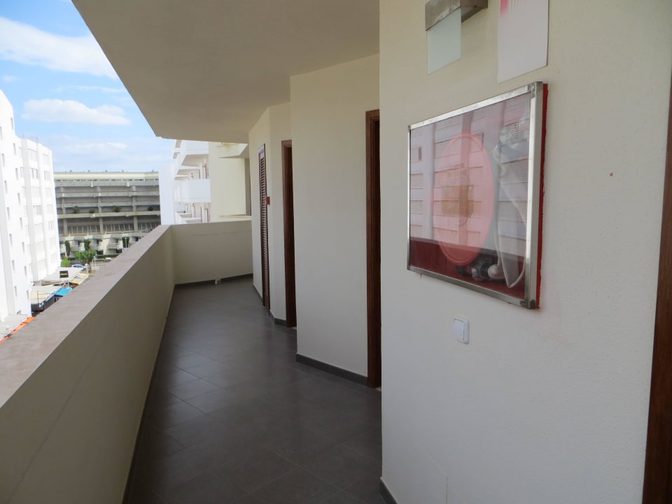 Der Weg zu den Zimmern Aparthotel Playa Dorada