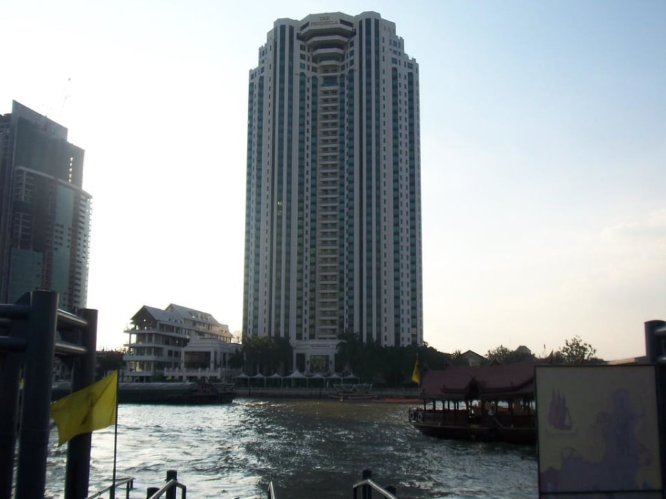 Blick auf Peninsula vom Fluss aus Hotel The Peninsula Bangkok