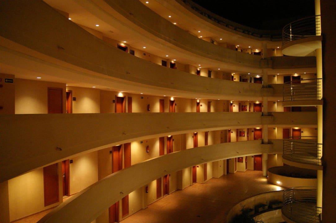 Innenhof am Abend allsun App.-Hotel Orient Beach