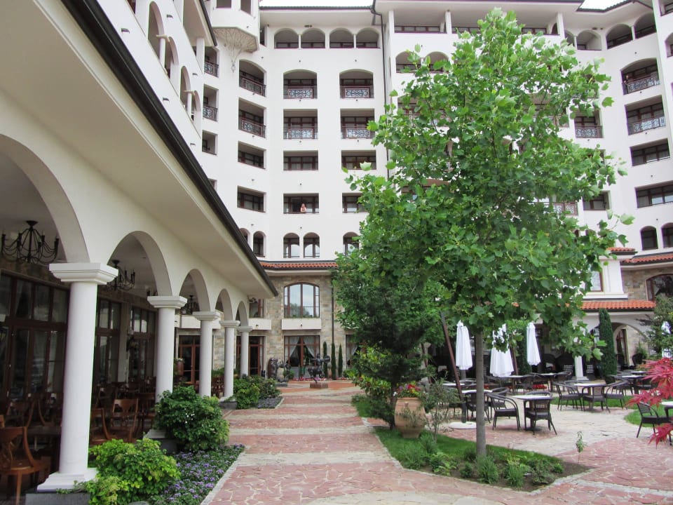 Links ist der Speisesaal Helena Sands