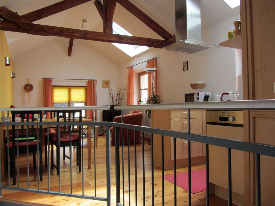 Blick vom Treppenhaus in den Wohn- und Essbereich Ferienwohnung Feneberg