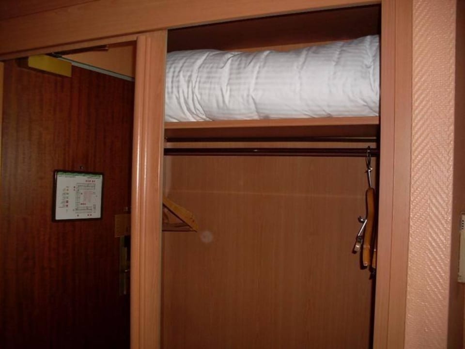 Schrank mit Zusatzbettdecke Leonardo Hotel Düsseldorf Airport - Ratingen