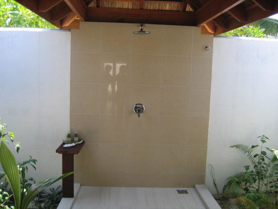 Offene Dusche Kuredu Island Resort & Spa