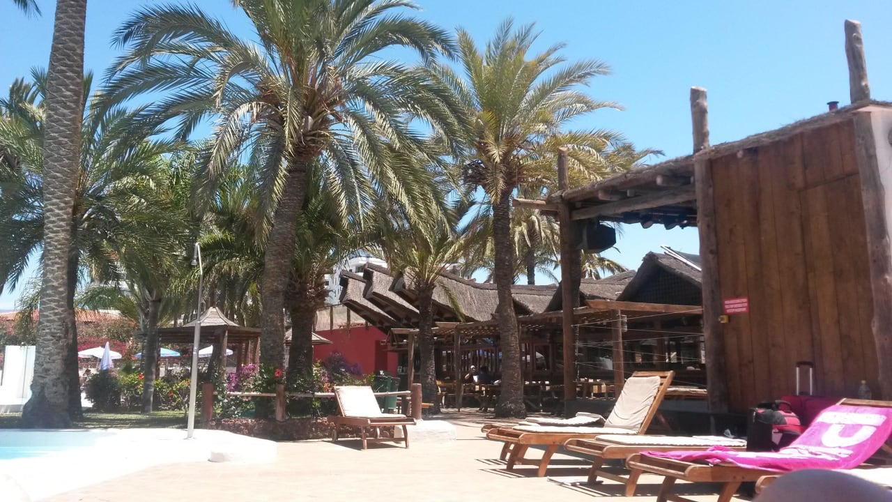 Pool und Barbereich HL Miraflor Suites Hotel