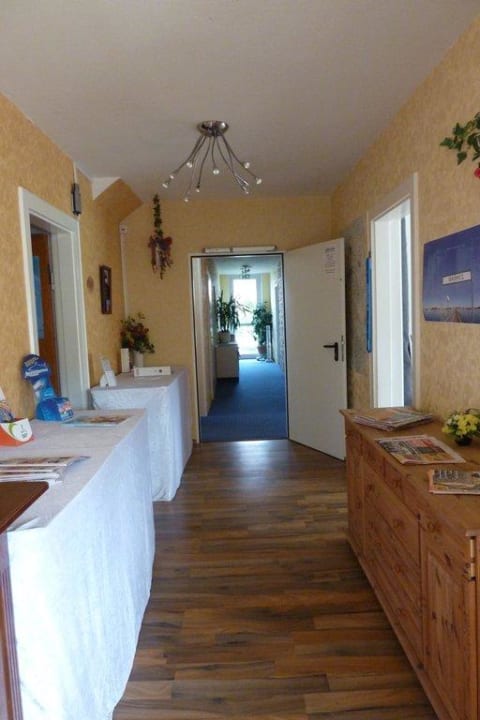 Hier wird das Frühstücksbüffet aufgebaut Garni Hotel Meereswoge