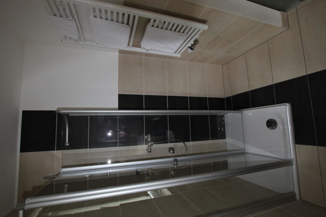 Bad mit Dusche Christiana's Wein&ArtHotel