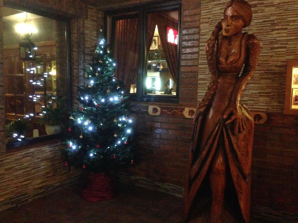 Drausen am Eingang Hotel Trylogia