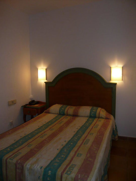 Schlafzimmer mit Doppelbett (ca. 140cm) Cala Llenya Resort Ibiza
