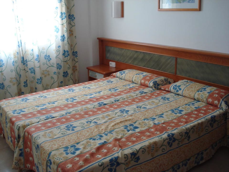 Eines der beiden Schlafzimmer Apartments Platja Pins