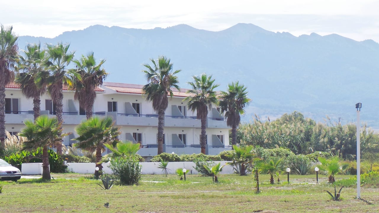 Blick vom Strand zum Hotel Costa Angela Seaside Resort