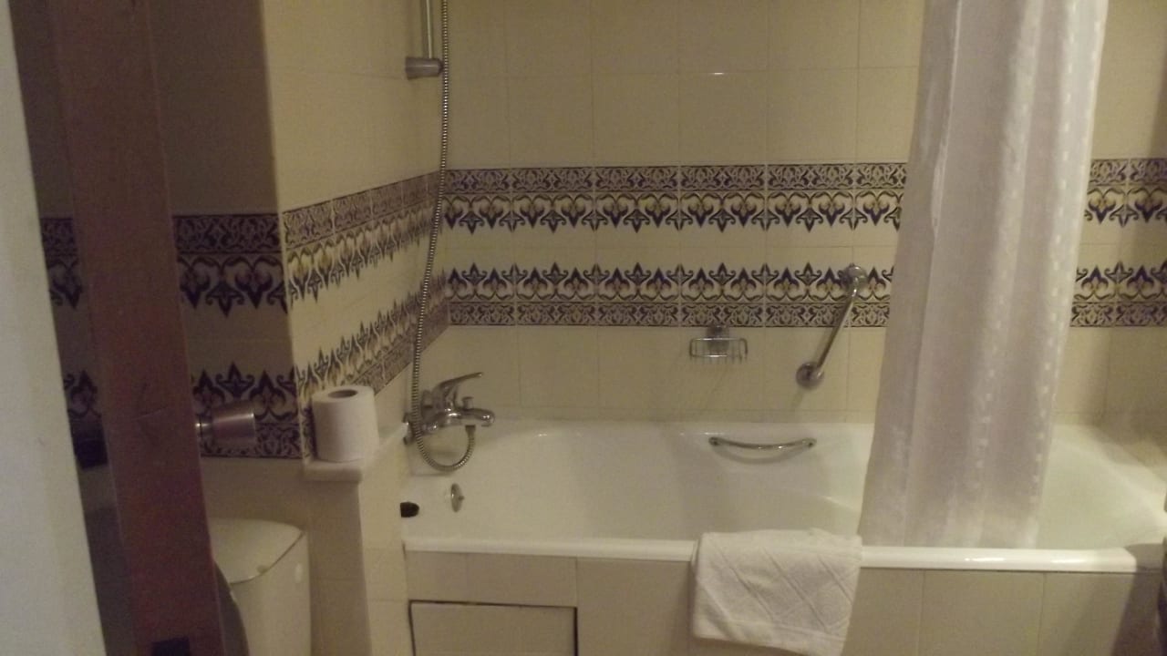 Badezimmer mit jeden Tag frischen Handtüchern Hotel El Mouradi Port El Kantaoui