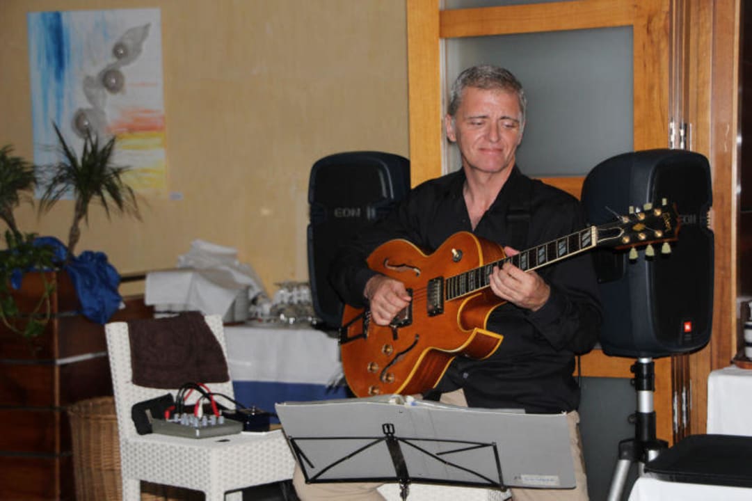 Gitarre beim Diner Hotel Serrano Palace