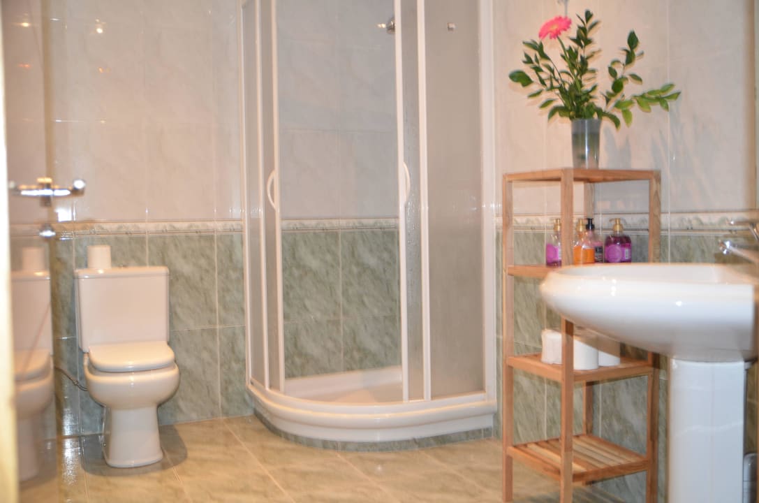 Baño compartido habitaciones verde y roja Pension Joakina