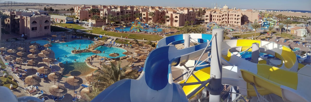 Panorama ze zjeżdzalni Pickalbatros Aqua Park Resort - Hurghada