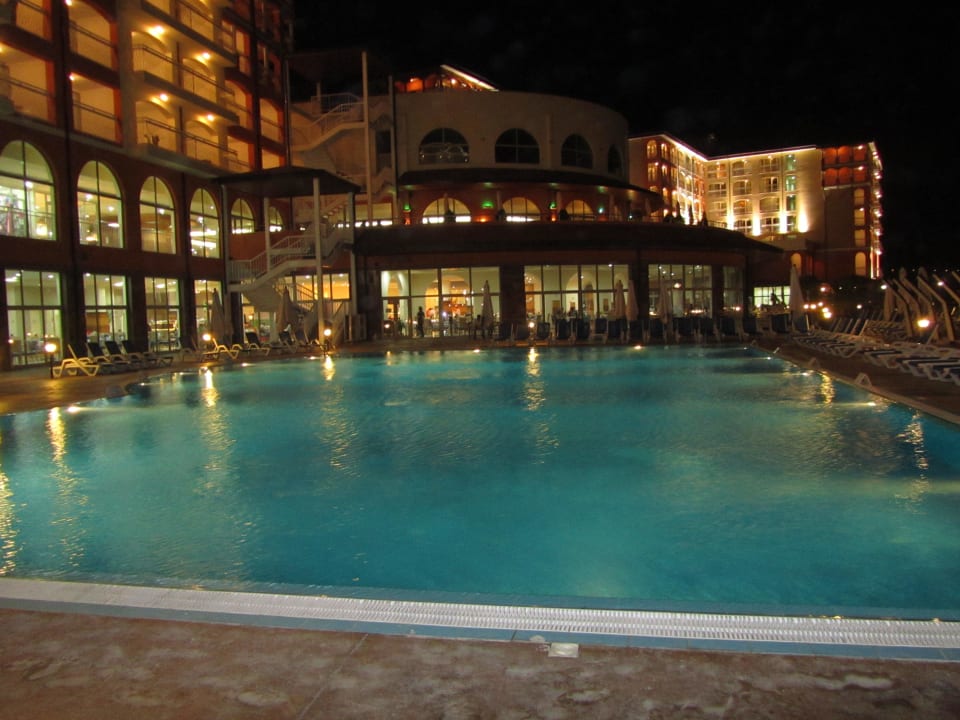 Außenpool bei Nacht Sol Luna Bay