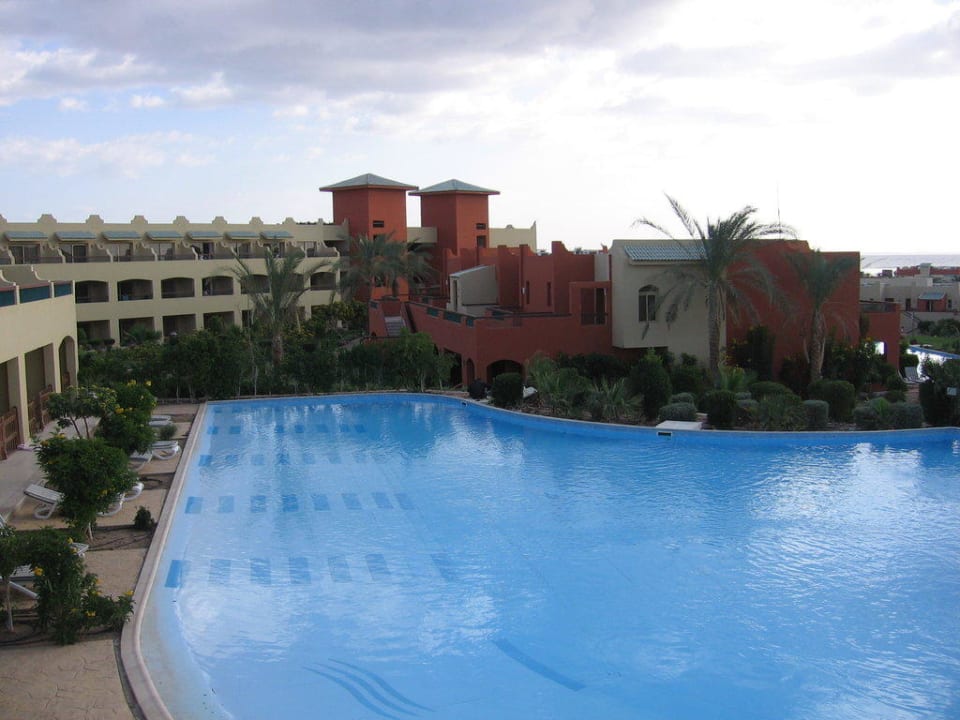 Widok z pokoju na basen Coral Sea Holiday Village