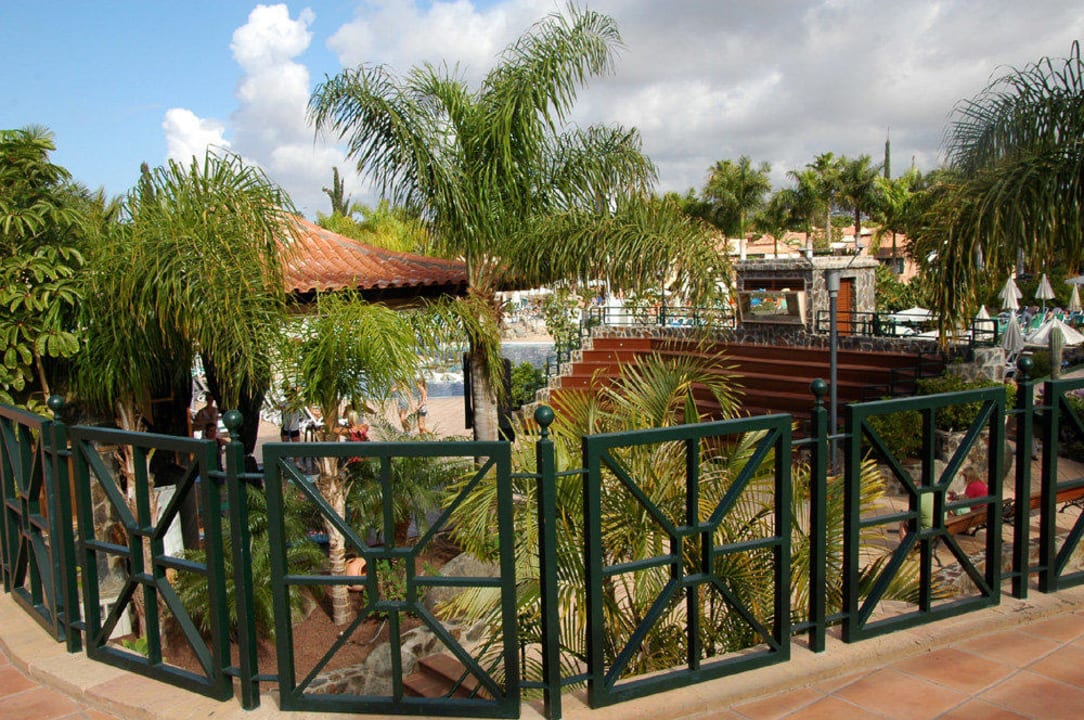 Blick von der Lobby in die Poolarea allsun Hotel Esplendido