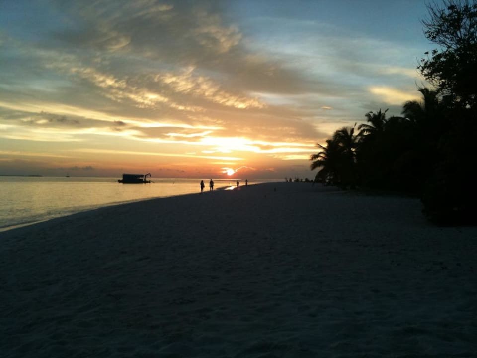 Sonnenuntergang von unserer Villa aus sichtbar Kuredu Island Resort & Spa