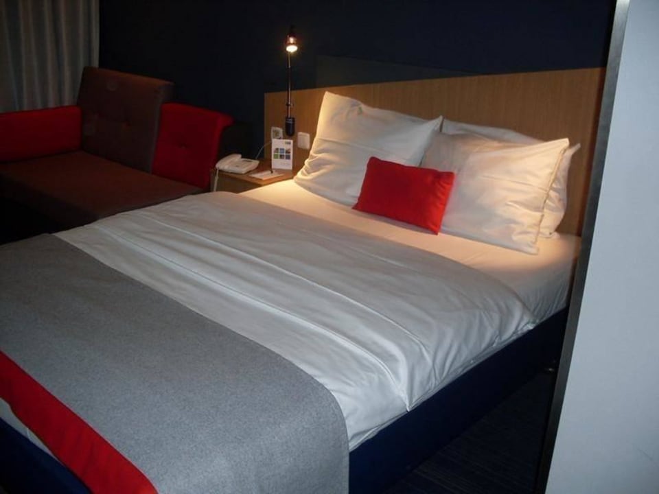 Queen-Bett Holiday Inn Express Frankfurt - Airport