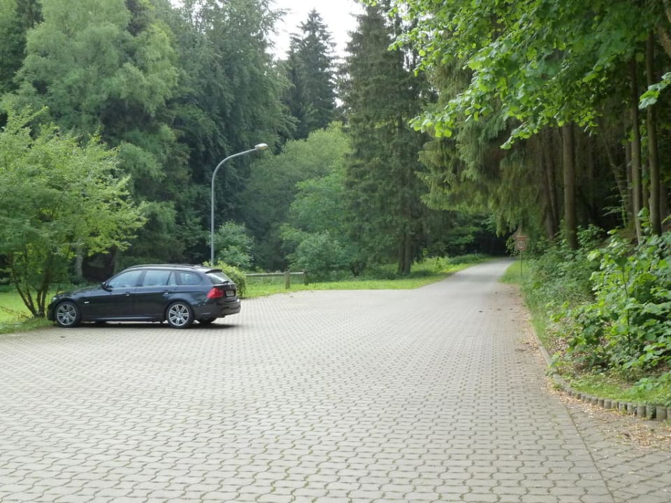 Parkplatz vor dem Hotel Waldhotel Kalkhütte im alten Stolberg