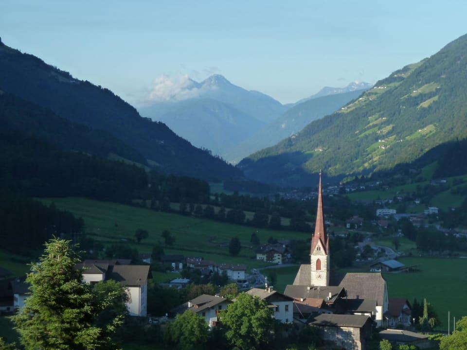 Ausblick vom Balkon ins Tal Panoramahotel Wildschütz