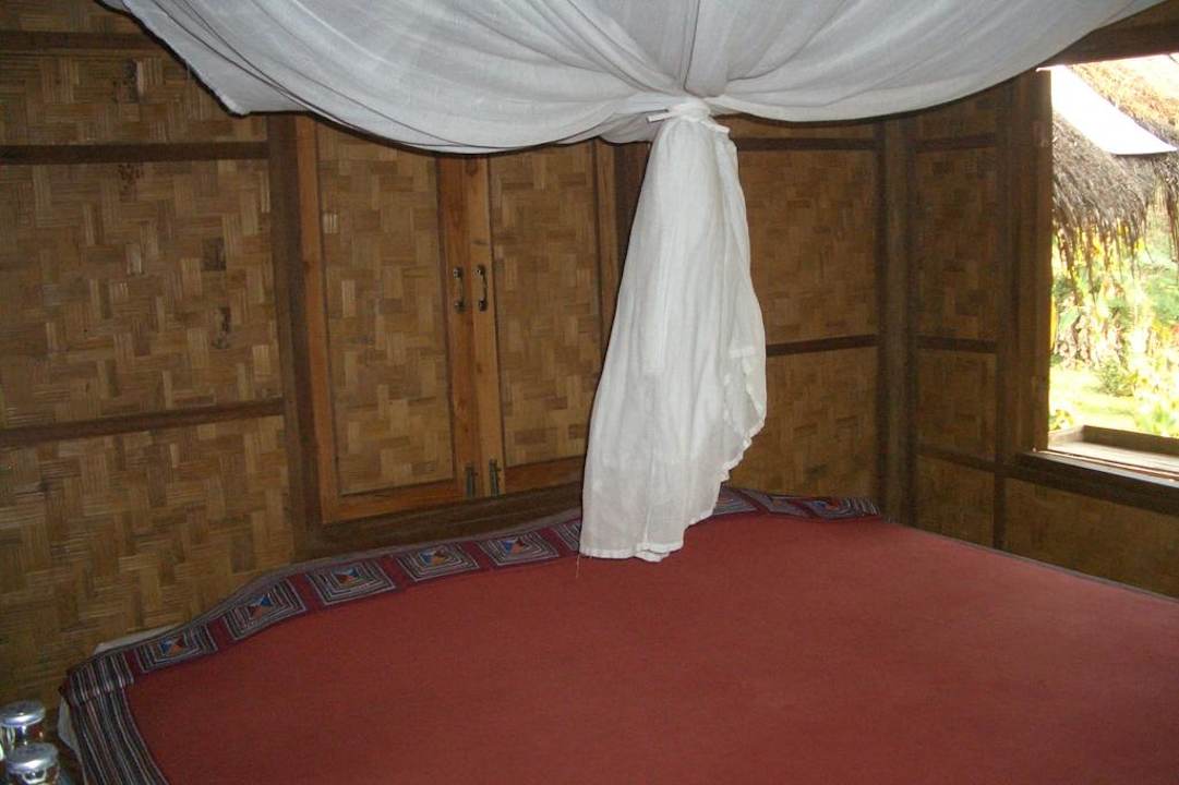 Bett mit Moskitonetz Hotel Lisu Lodge