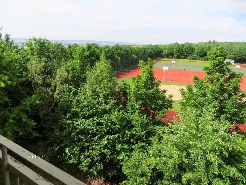 Ausblick auf die Umgebung und einen Sportplatz. Soibelmanns Hotel Weimar