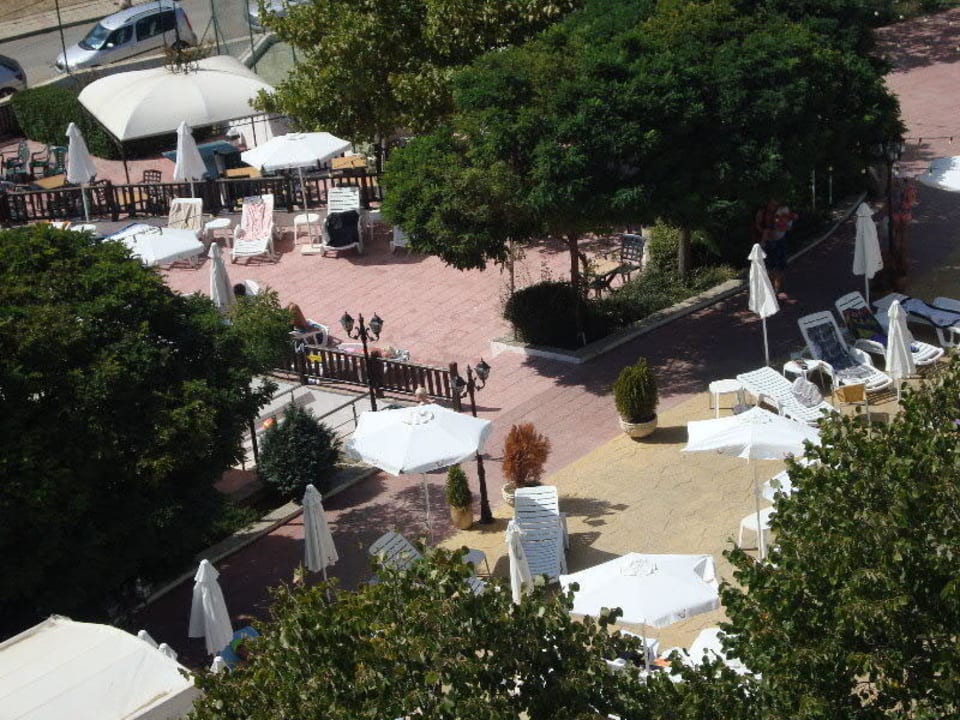 Aussenanlage neben dem Pool Bella Vista Beach Club