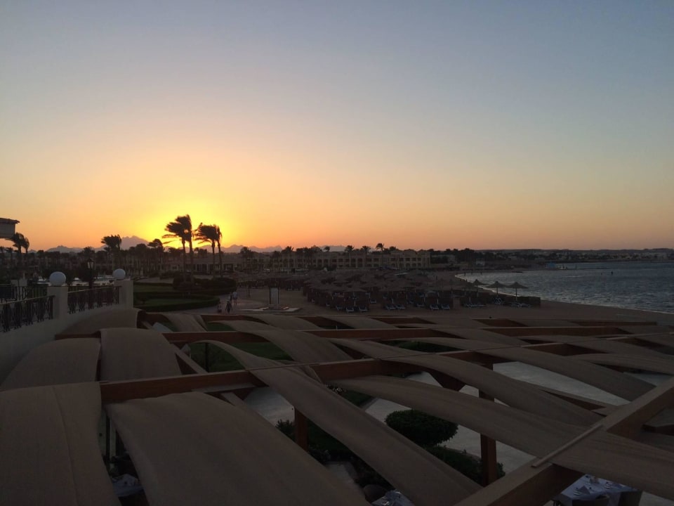 Untergehende Sonne über Strandbereich Cleopatra Luxury Resort Makadi Bay