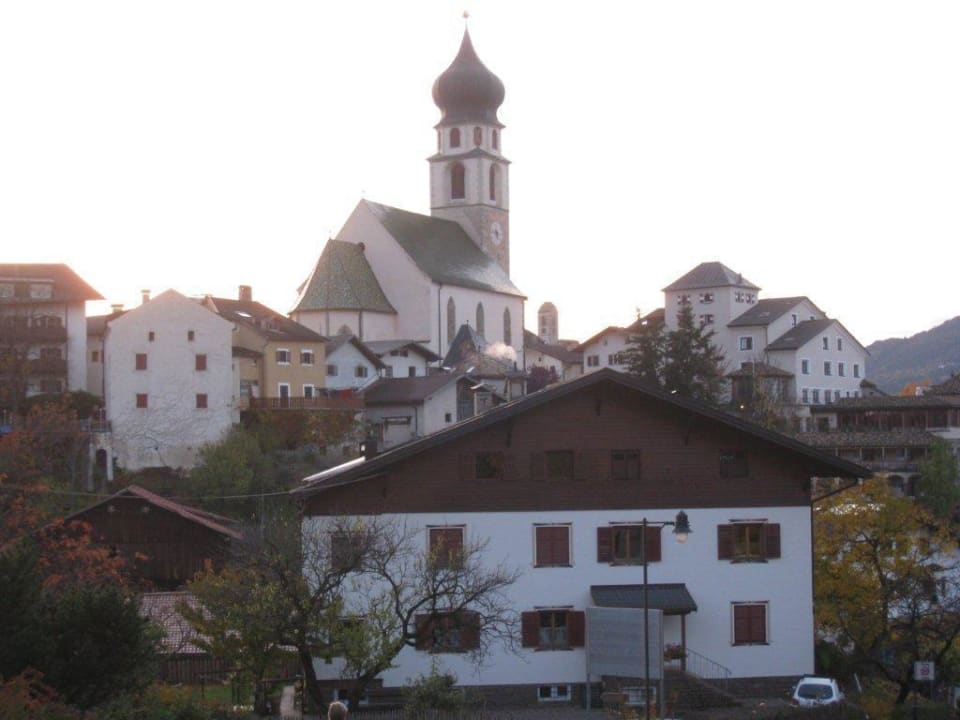 Kirche Völs mit Hotel Turm Romantik Hotel Turm