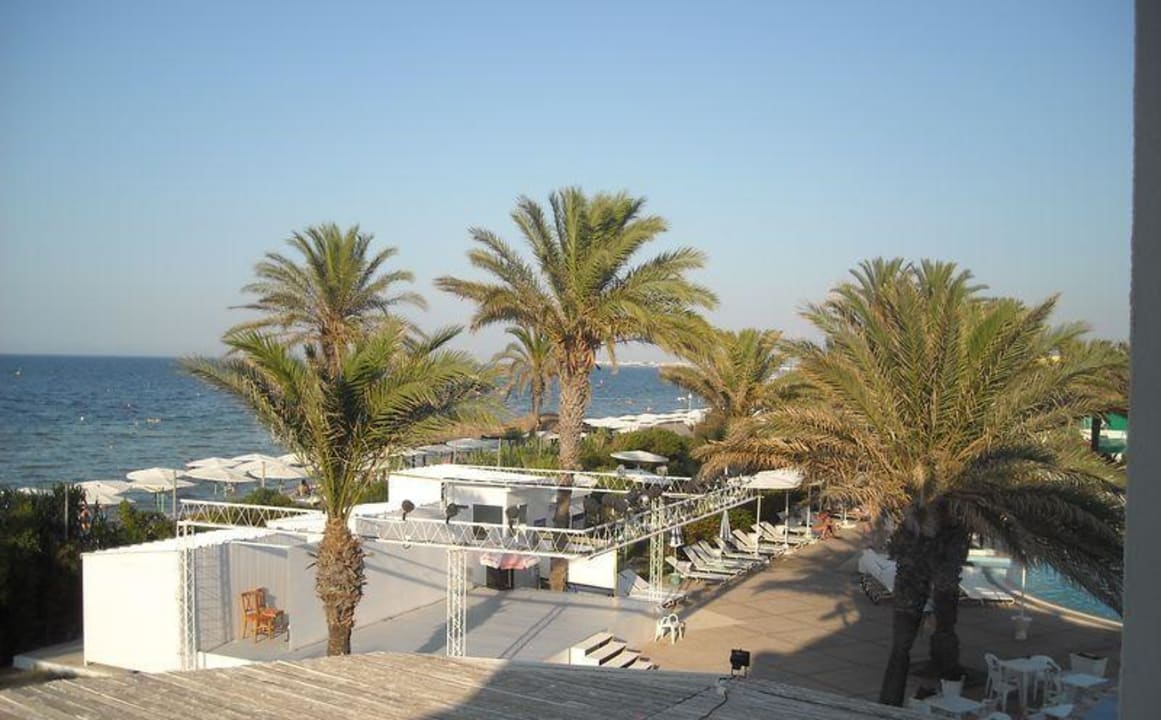 Widok z okna na scenę animatorów Hotel El Mouradi Skanes Beach