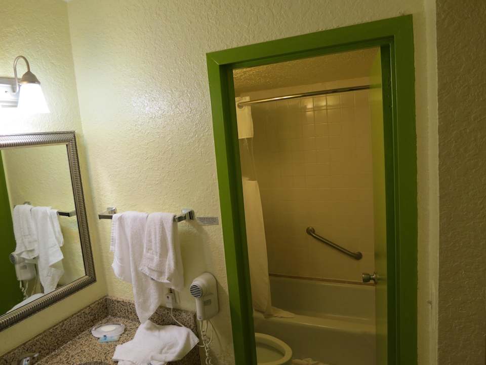 Bad Hotel Rodeway Inn & Suites Airport / Cruise Port