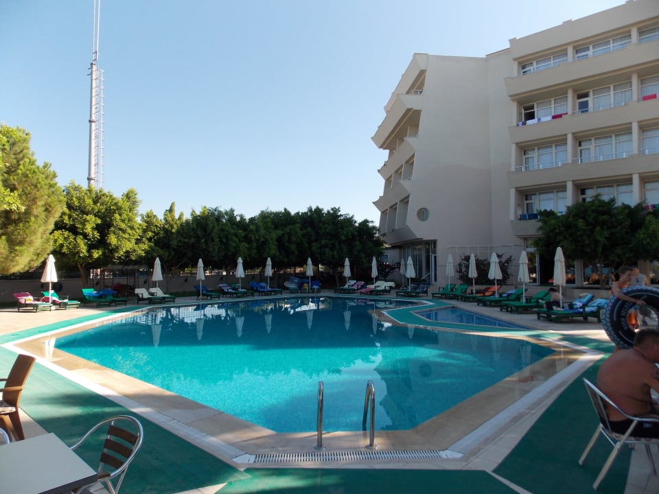 Pool am Morgen Nerton Hotel - Erwachsenenhotel ab 16 Jahren