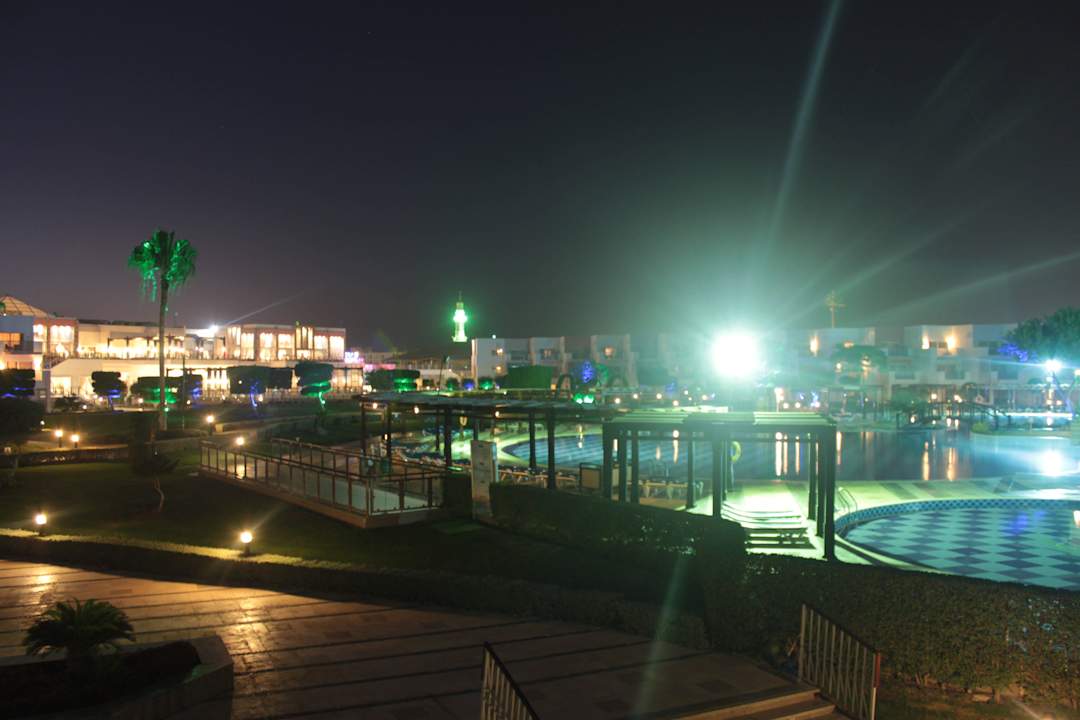 Vom Balkon des Hotelzimmers 528 zum Hauptgebäude SUNRISE Crystal Bay Resort