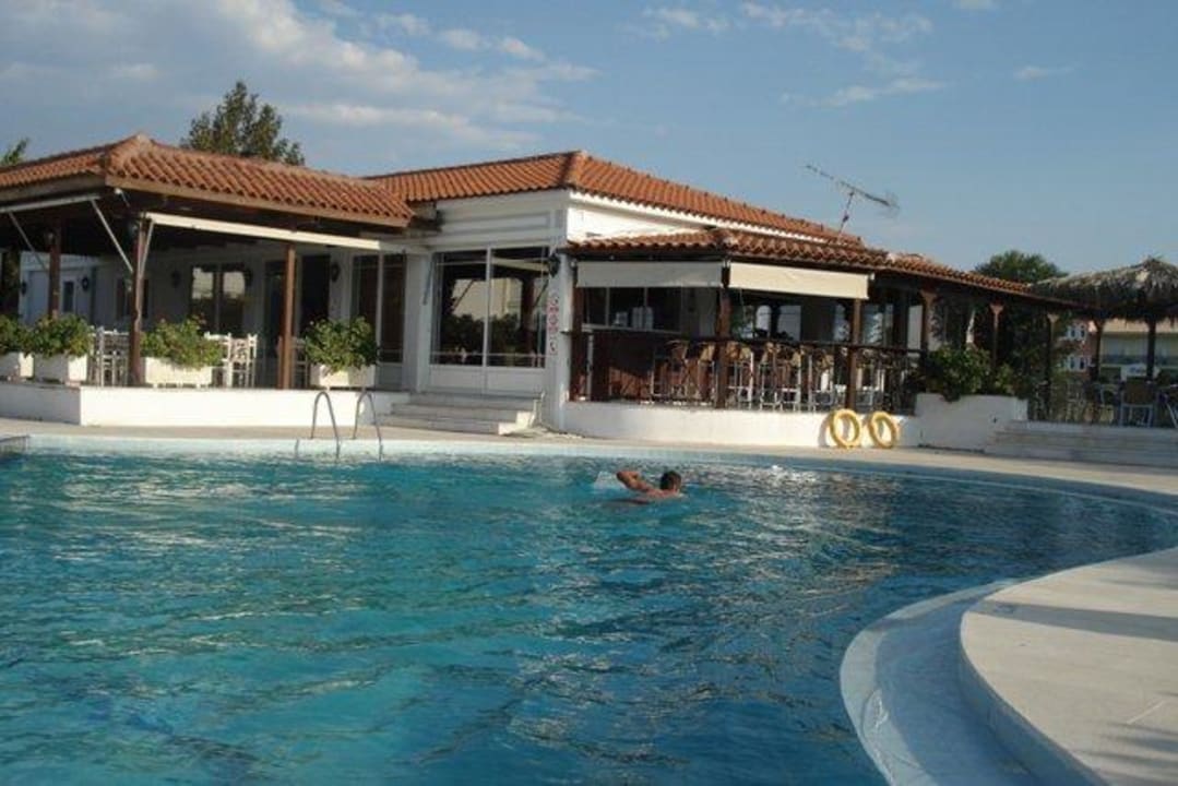 Basen i restauracja  Hotel Klelia