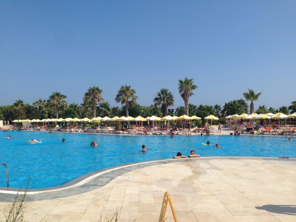 Основной бассейн VONRESORT Golden Coast