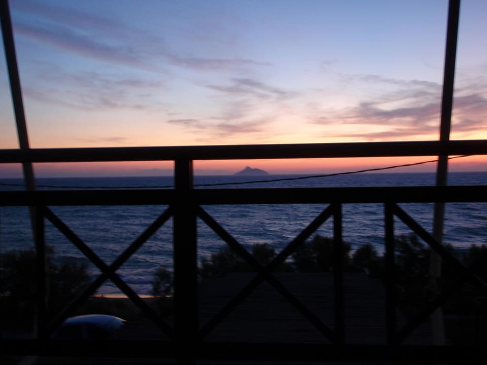 Sonnenuntergang vor dem Balkon Apartments Finikas