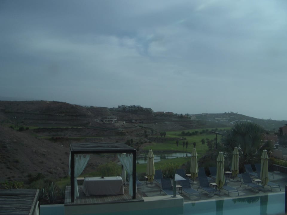 Blick über Wellnessbereich zum Süd-Golfplatz Salobre Hotel Resort & Serenity