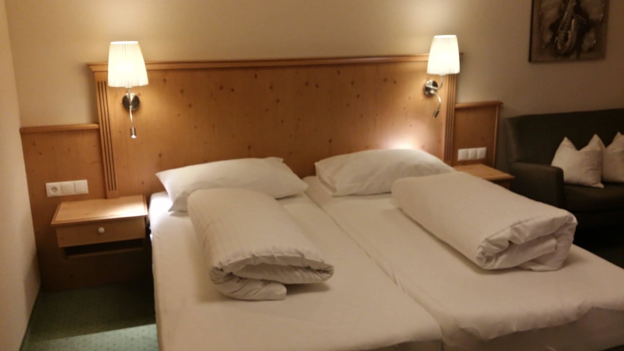 Bett im Wohnbereich Hotel zum Hirschen