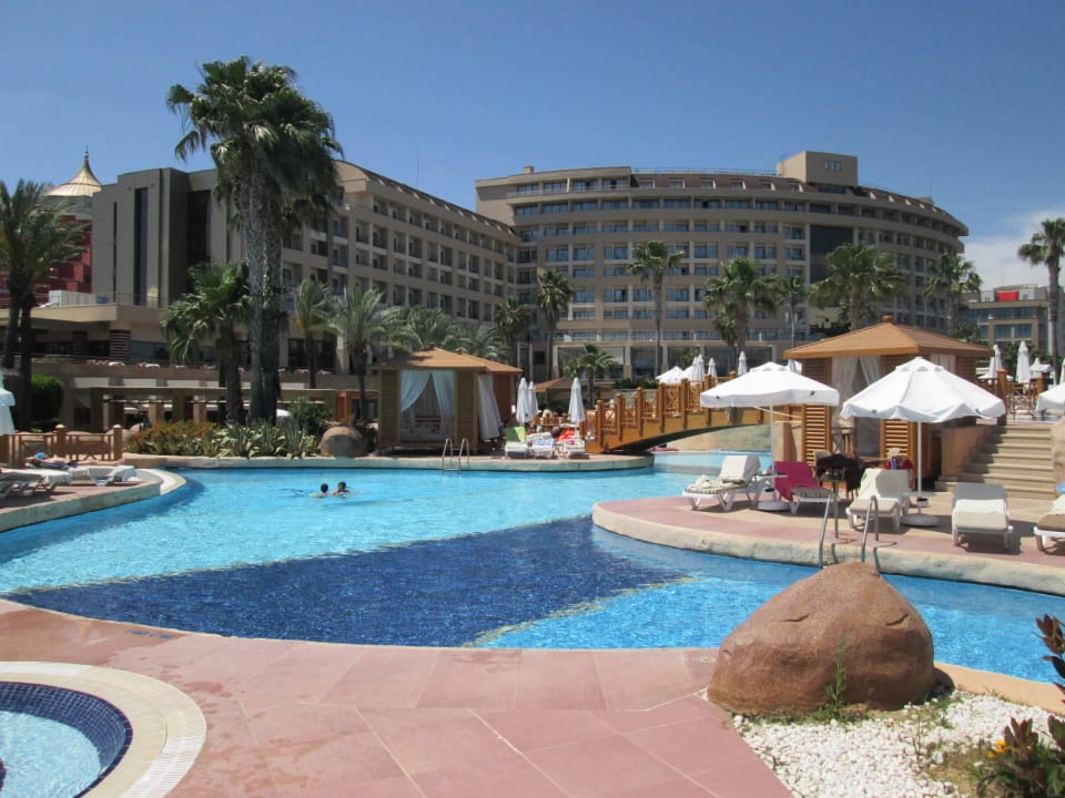 Im Hintergrund das Hotel Fame Residence Lara & Spa