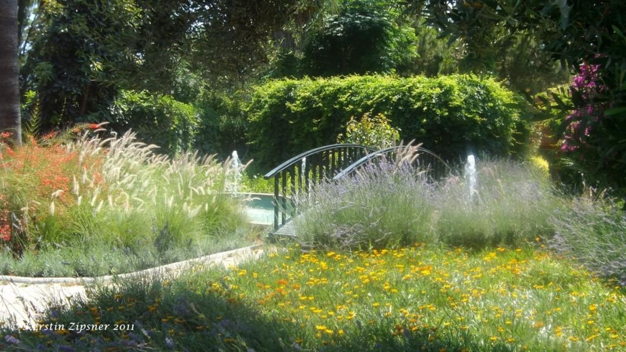 Brücke mit Springbrunnen Can Garden Beach