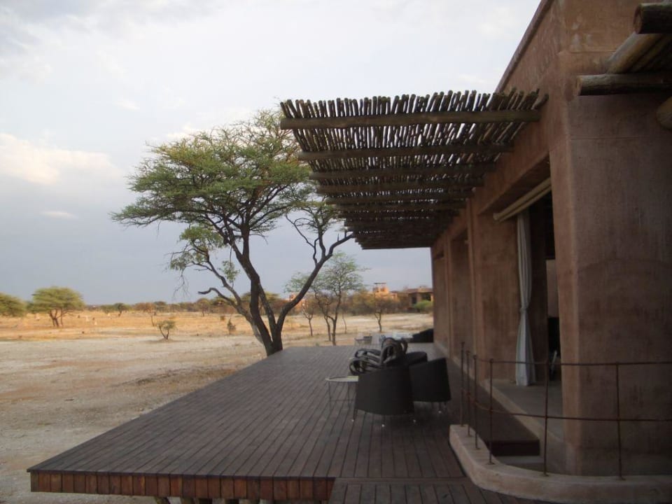 Aussichtsveranda beim Haupthaus Onguma Game Reserve - The Fort Plains Camp