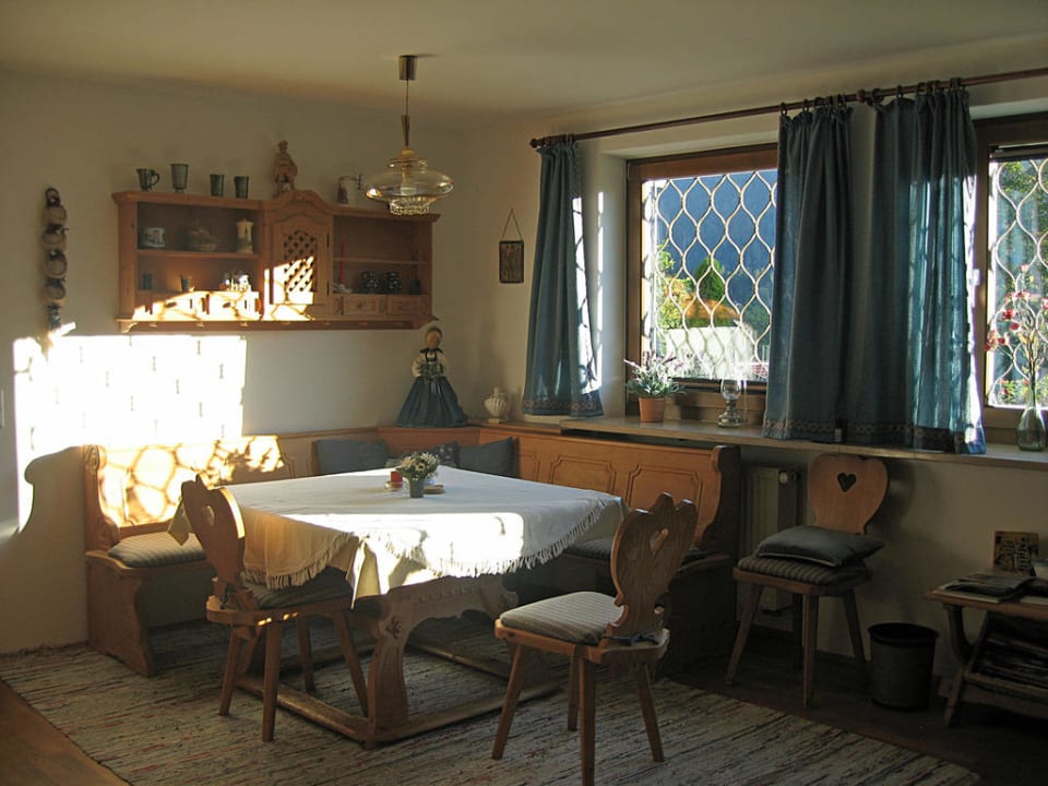 Der große Esstisch im Wohnzimmer Ferienwohnung M + M Leitner